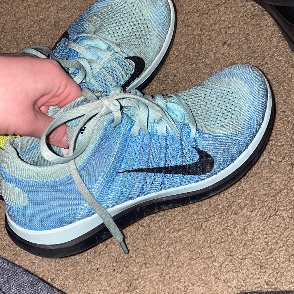 Nike flyknit shoes
